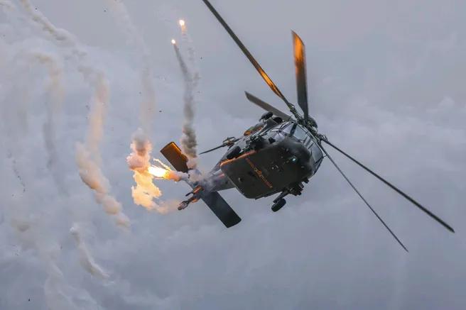 一张卫星照片似乎显示，哈尔滨飞机公司正在开展直20中型运输直升机的匿踪改装版开发