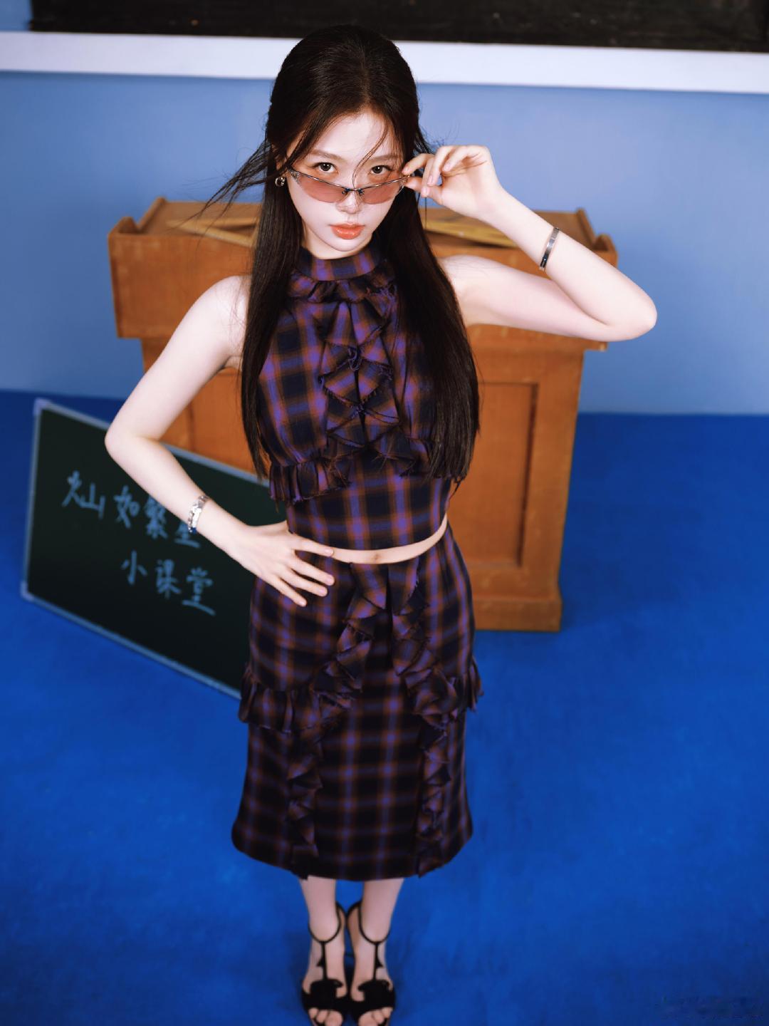 虞书欣紫色格子套裙谁说格子只能休闲？虞书欣用紫格鱼尾裙证明，它也能高贵冷艳到不行