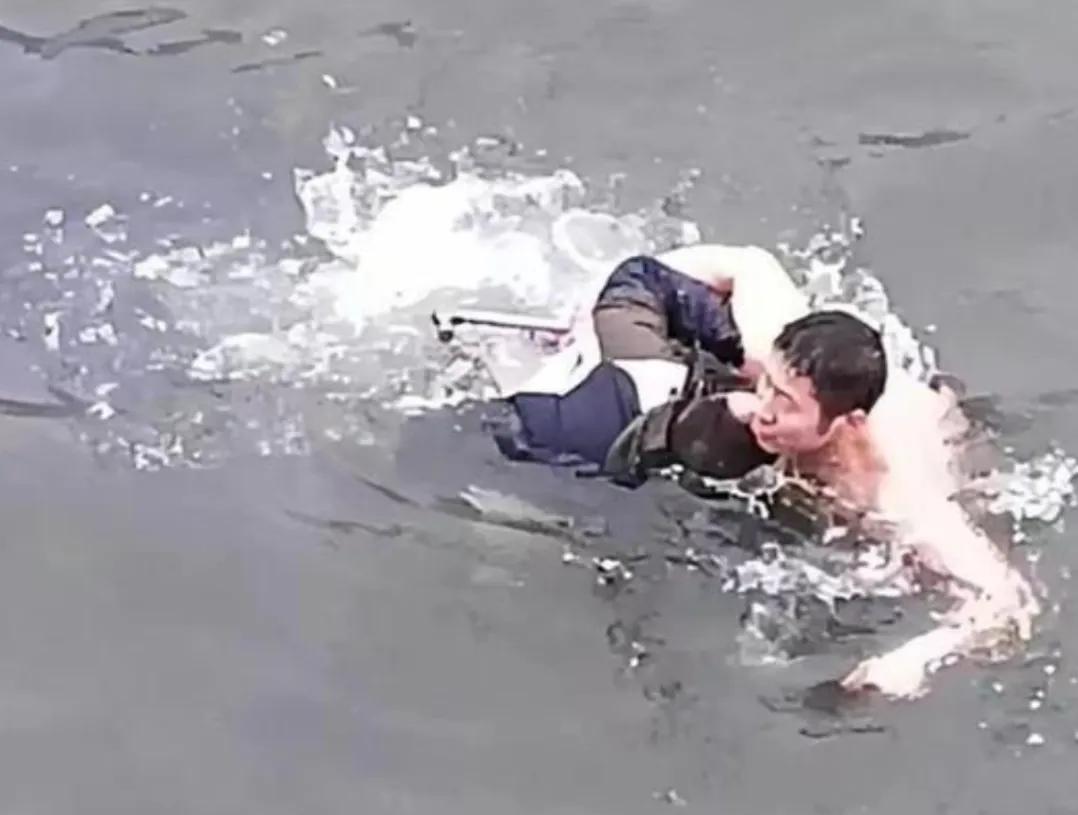 泪目！2022年，27岁河南小伙跳河救人，在体力耗尽时，他给被救女子说了句遗言：