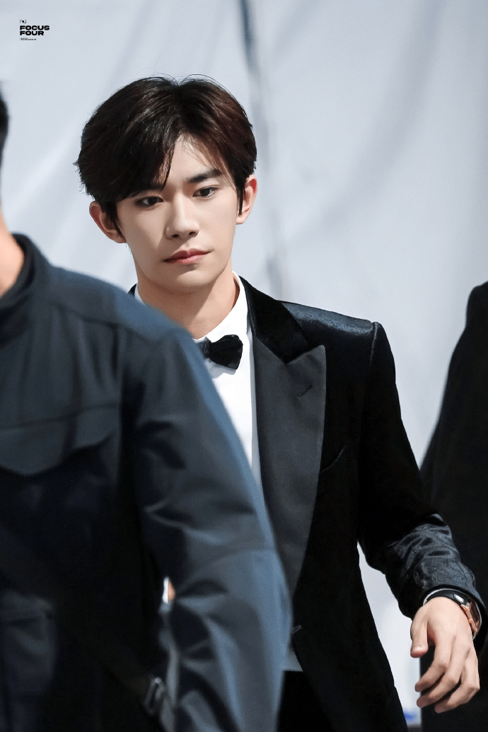 易烊千玺生图免检，易烊千玺黑丝绒西装好板正，谁懂这个千玺的生图真的满分优越感啊，