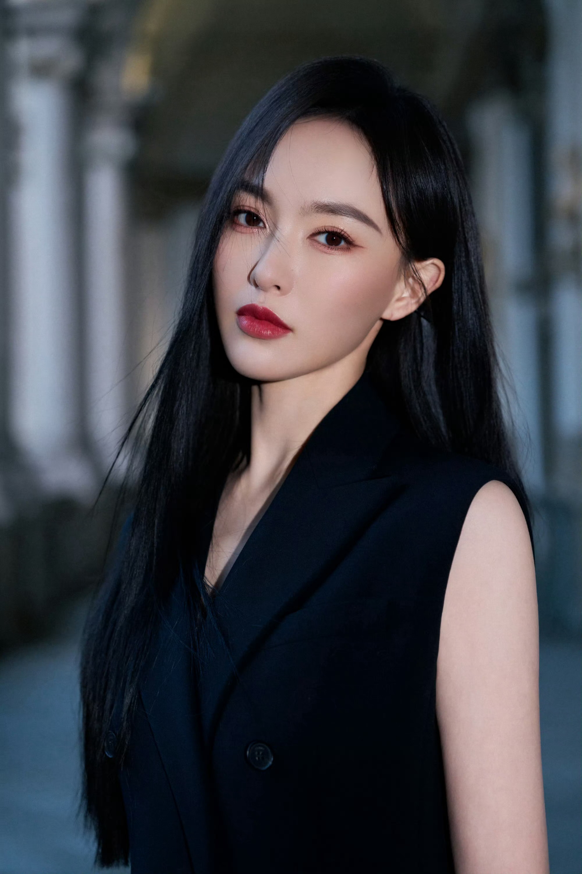 Fendi代言人唐嫣all black造型亮相创意总监Maria Grazia 