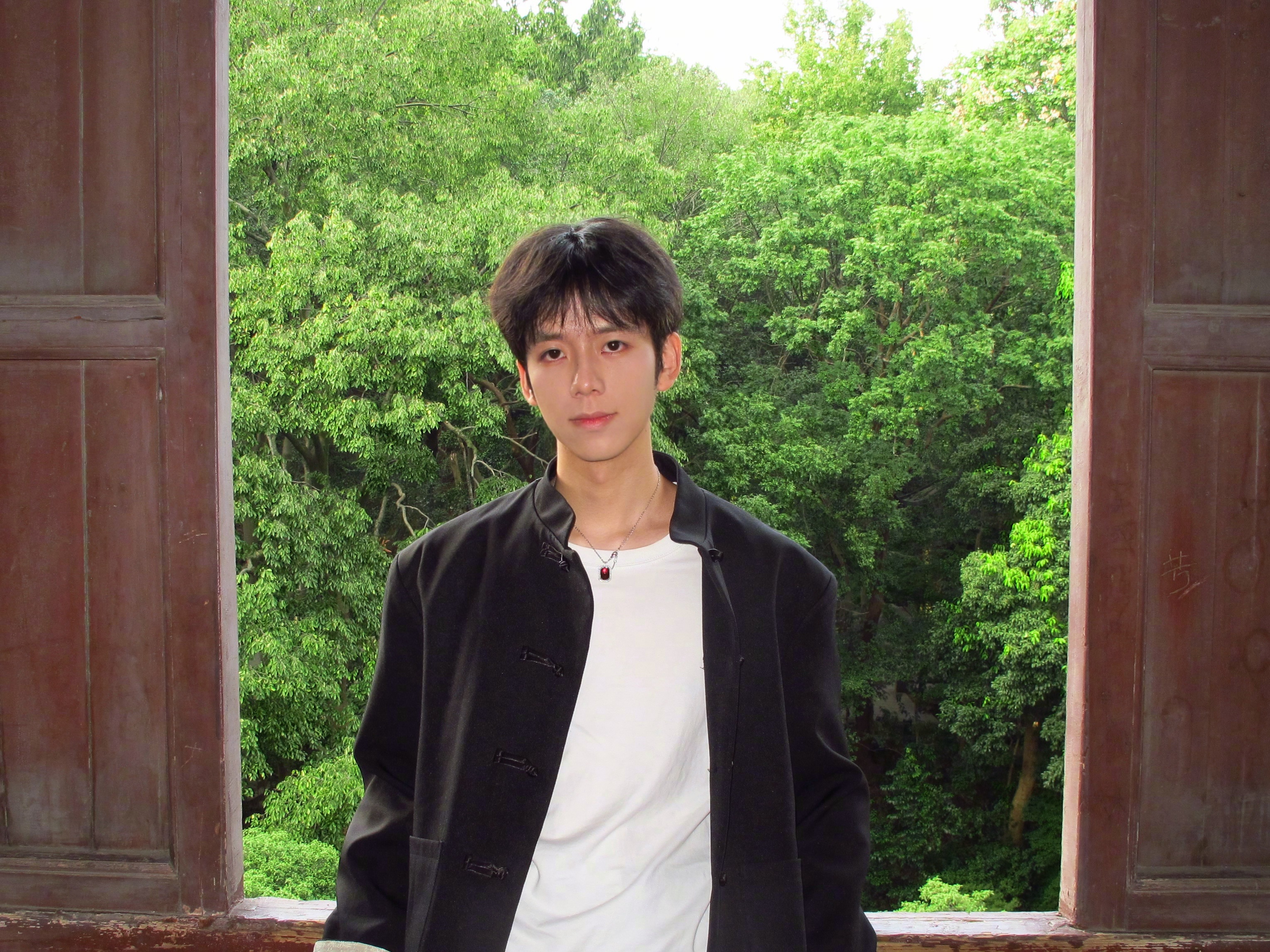 跨年还是一个人 今年跨年还是一个人，四张图的顺序依次为春夏秋冬，一年过去人明显沧