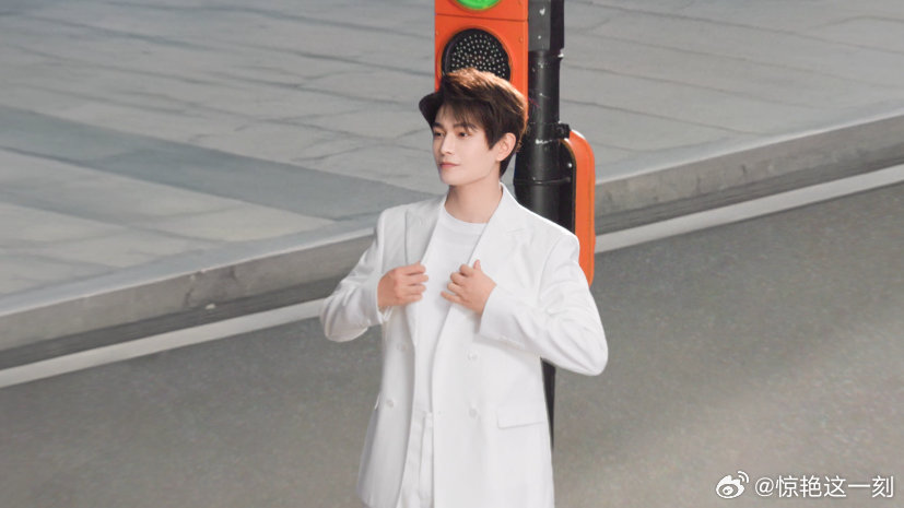 丁禹兮全白少年感造型 丁禹兮让纯白有了生命力！利落西装衬得身形如松，却不掩眼神里