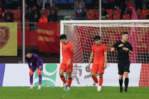 官方都知道挨骂的命，观赛的邵佳一八成是习惯了