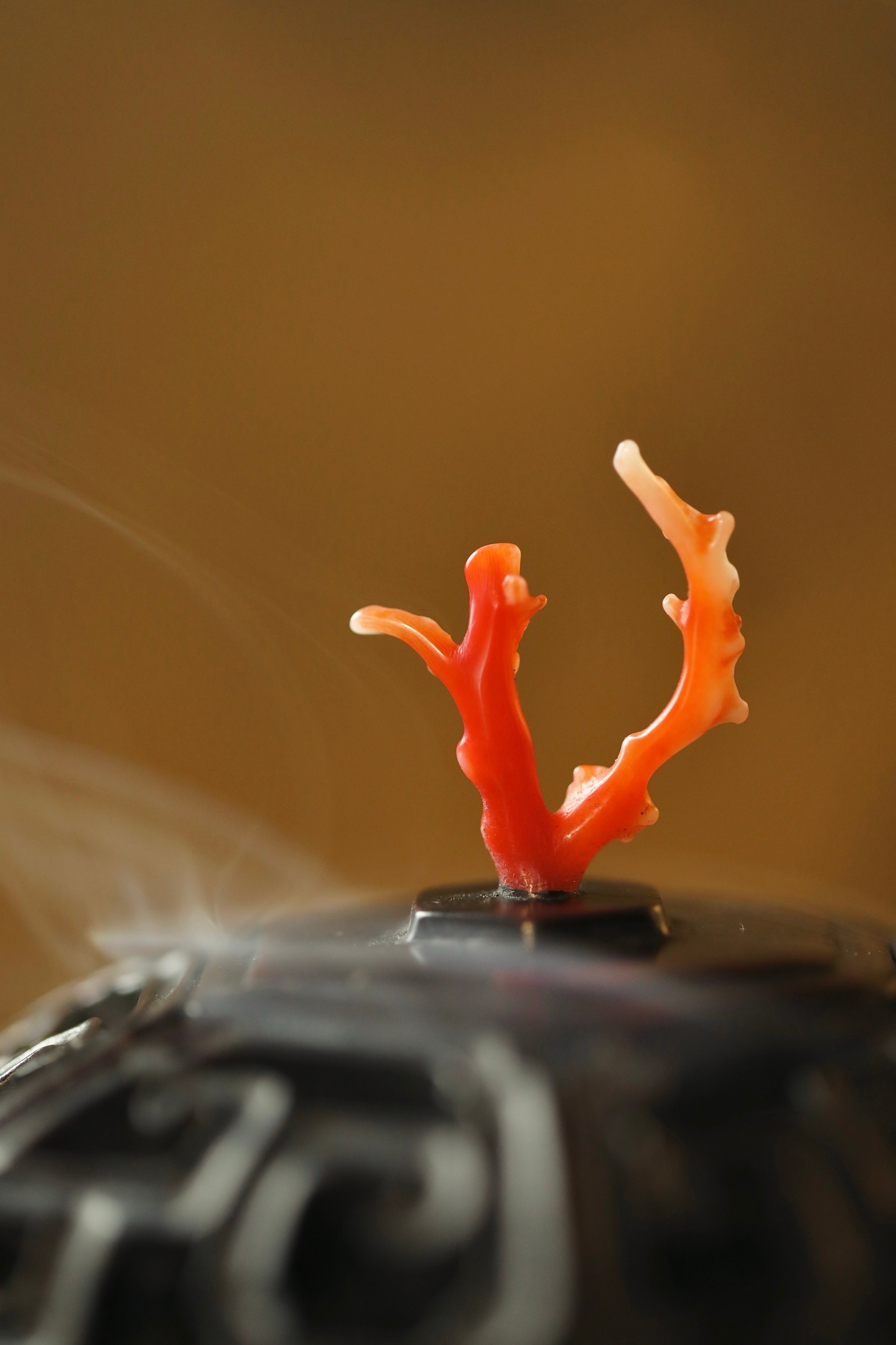 和田玉 | 六角香炉器型为六棱方炉，形制规整，线条刚劲挺括，古韵盎然。炉身两侧出