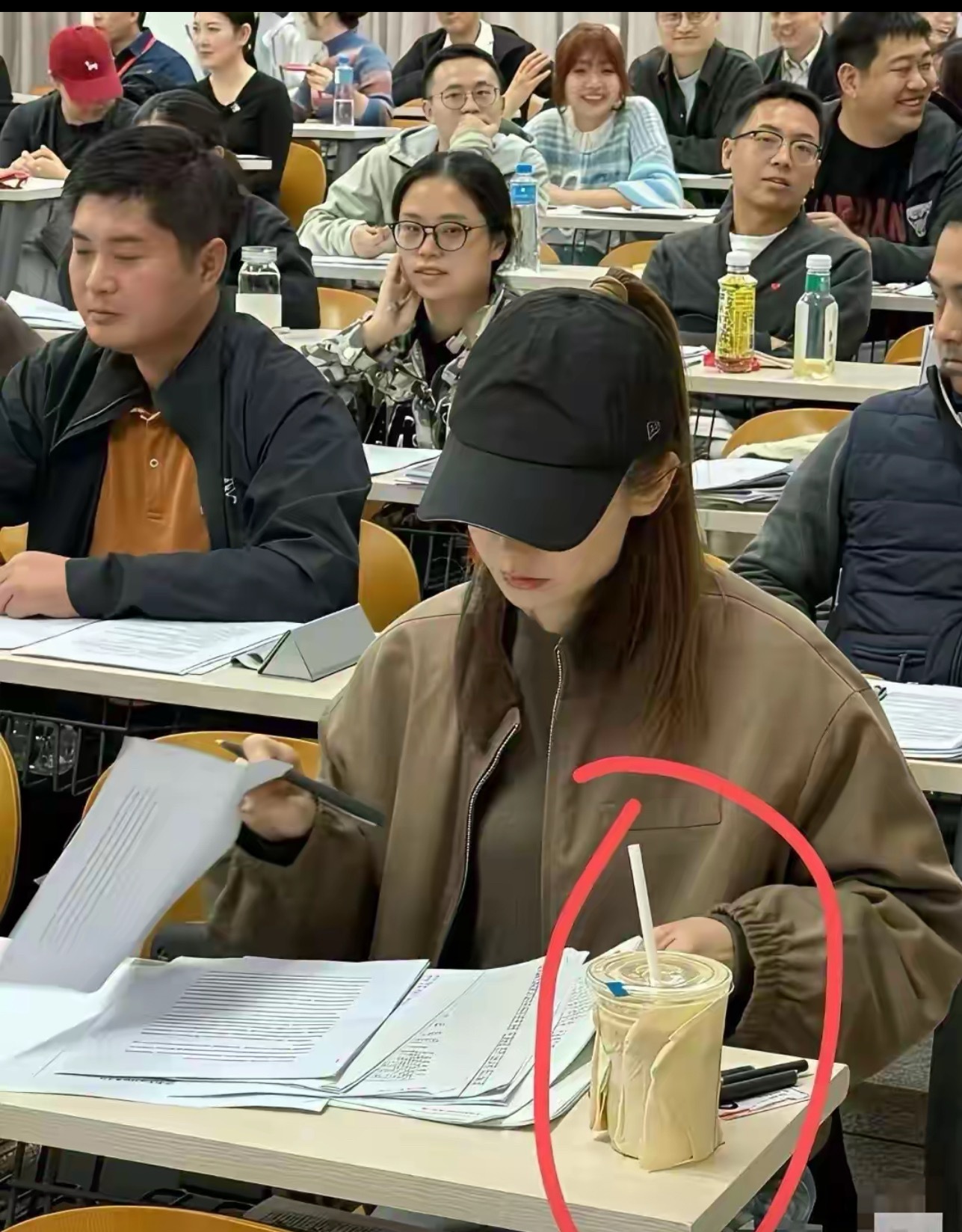 戚薇想考北大研究生，我不震惊，我却没想到戚薇竟然那么亲民，和普通人一样喝着几块钱