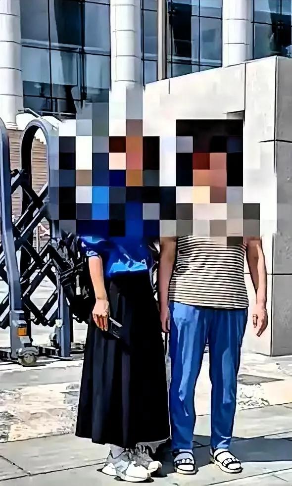 山东青岛，那俩合租女幼师的事，谁听了不揪心？凶手闯进门行凶时，刘某怡没像别人那样