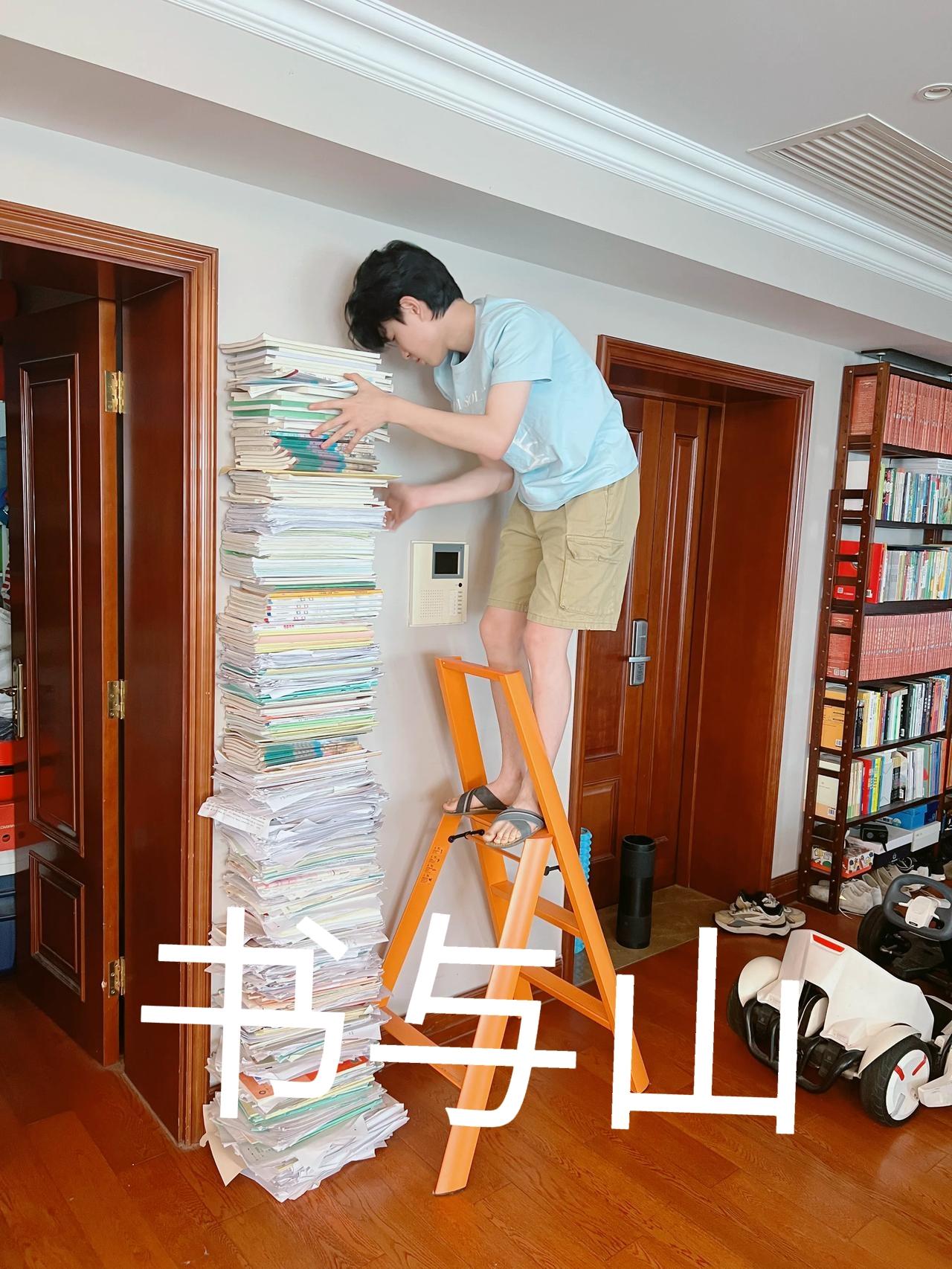才子佳人摞书章
谁把书字嚼得响
提炼精华筑天路
前程似锦期栋梁

阅读，书中寻真