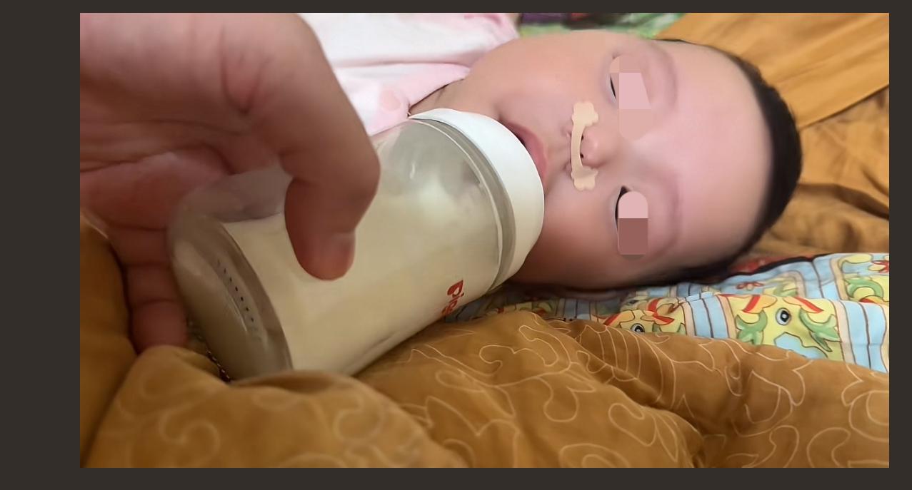 堵着婴儿的鼻子让其喝奶，谁说当妈不需要考核？遇到这种妈妈，孩子只能自求多福吧！