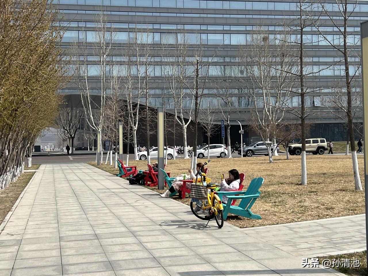 早春三月教工们在图书馆前面的椅子上晒着太阳🌞闭目养神，好不惬意！[大笑][大笑