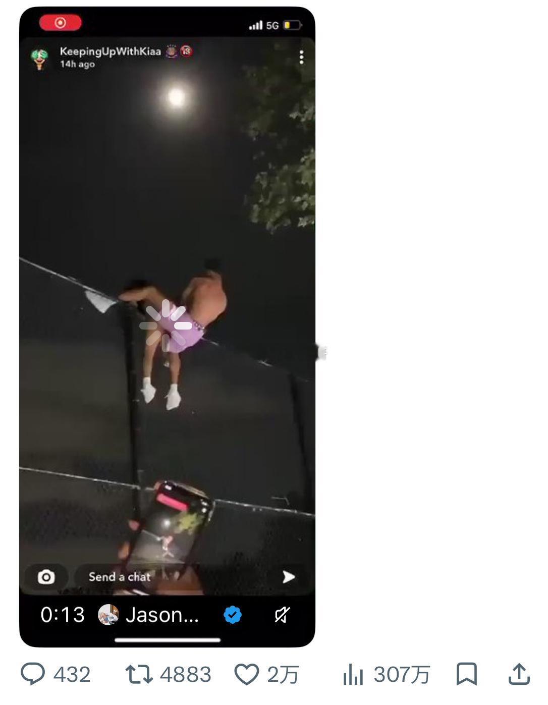 卡在了球场护栏上