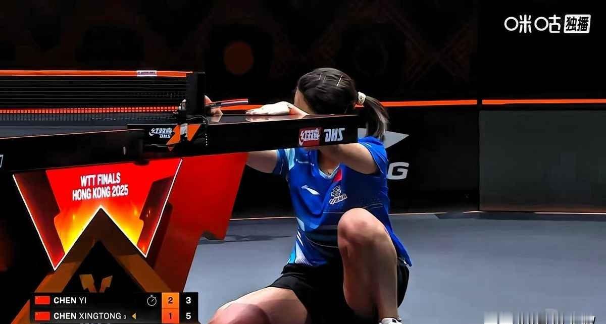 以前那个能撑十局不喘的同同，跟陈熠打到第三局就失误得不像话。
网上都在说，她是不