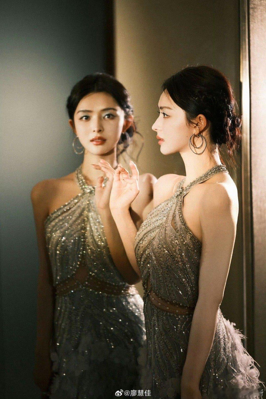 廖慧佳松弛 用拖鞋踩出红毯新哲学！廖慧佳的松弛感之所以珍贵，正因为它突破了典礼的