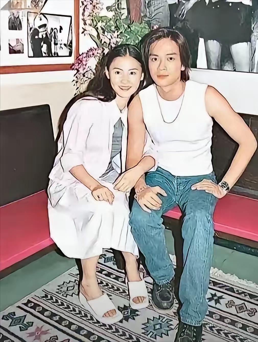 1999年，张柏芝与陈晓东恋爱了，两人花900万买了栋豪宅住一起，一年不到，两人