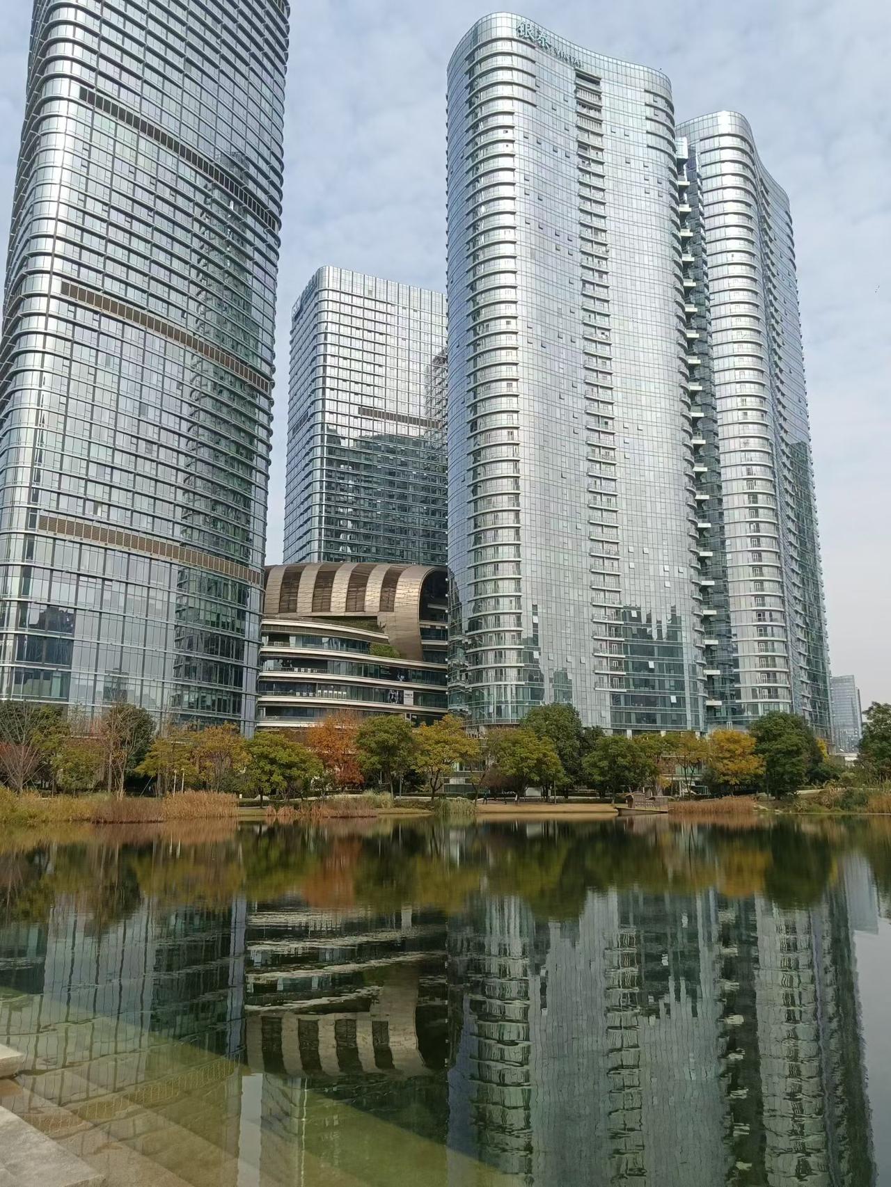 大美成都，昨天天气晴朗，艳阳高照，气温有14度。

天好心情爽，到成都郊子公园徜