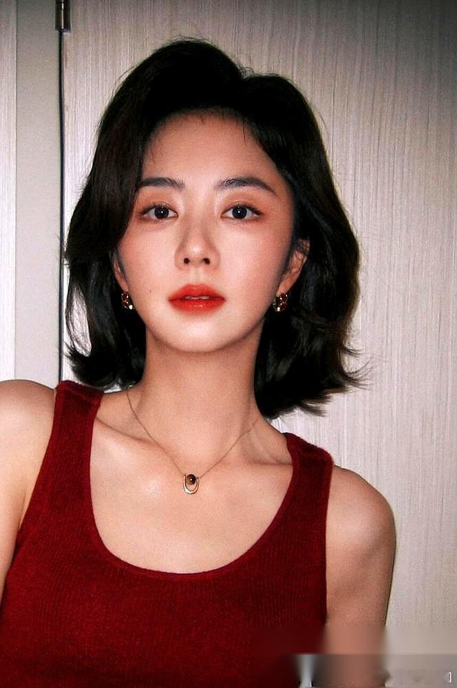 凭什么演员就不能唱歌？这话放谭松韵身上，还真有人当真了。 她一头扎进《天赐的声音
