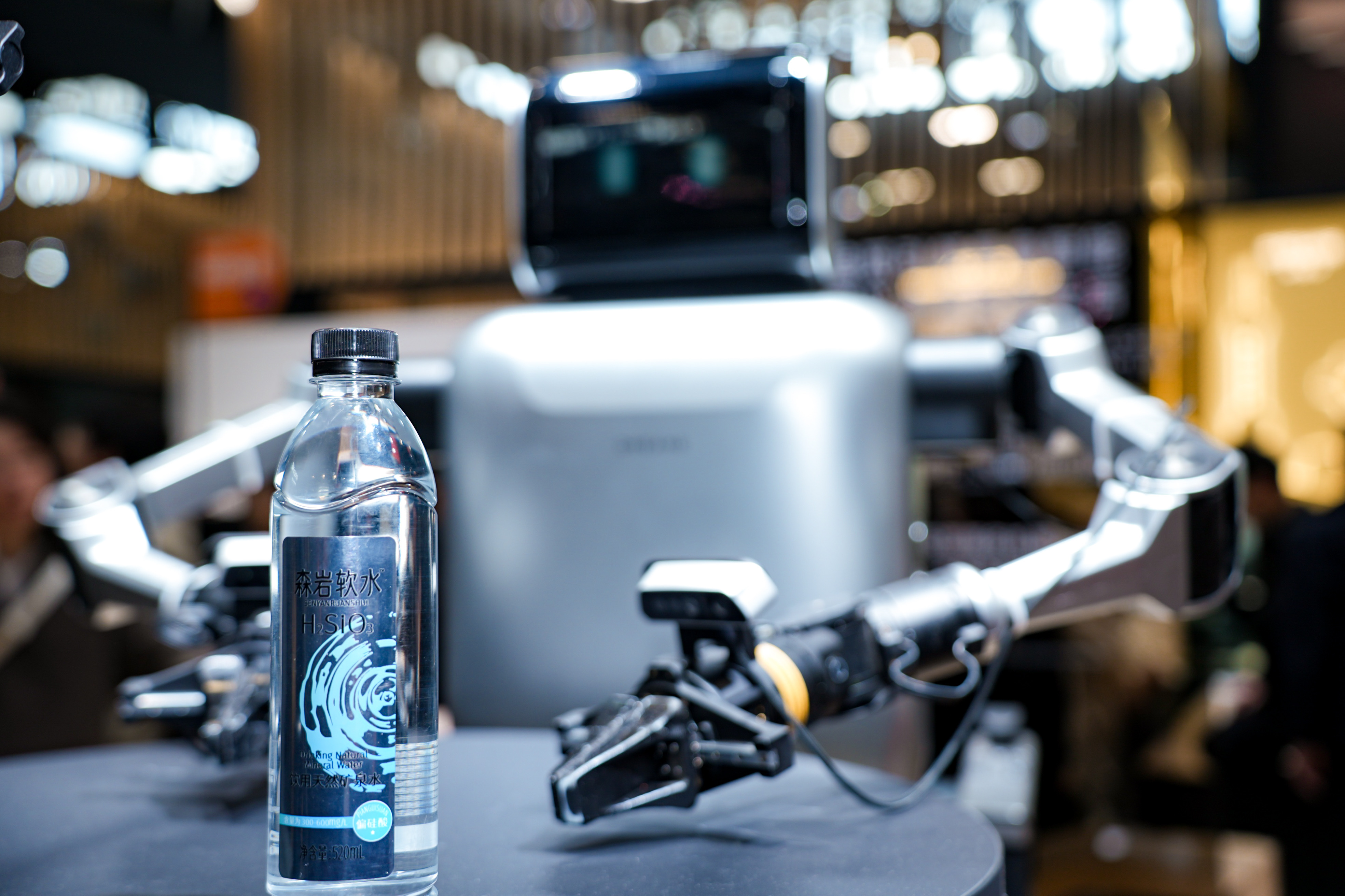 这不是水，是逛AWE人的快乐源泉！森岩软水，天然软润清甜，一口下去，逛展的所有疲