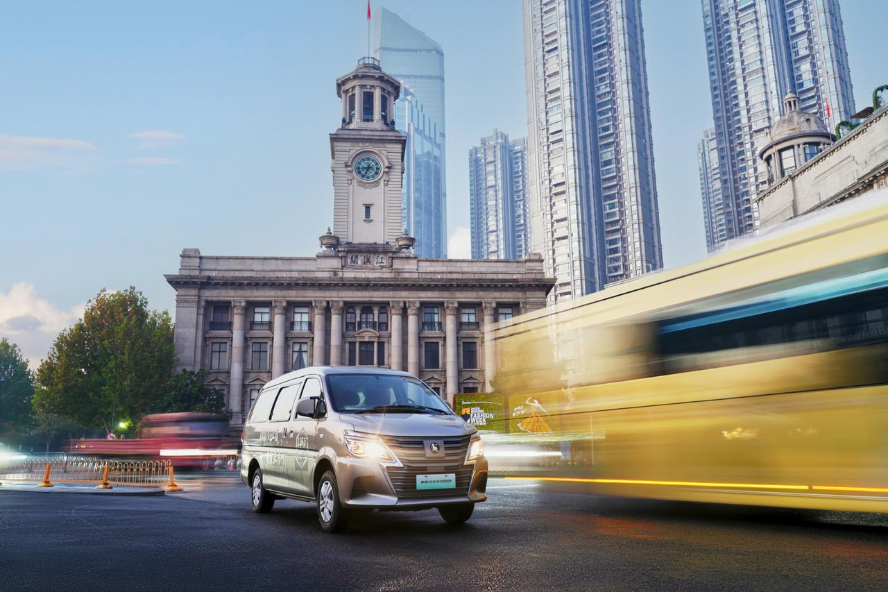 骏马迎春归，菱智伴君行。
风行菱智，以宽适座舱承载万家幸福，祝您马年鸿运，一路通