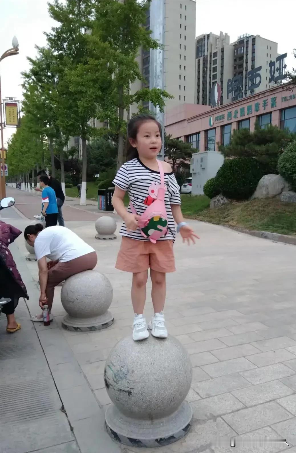 
蛇在不断蜕变中才能成长，
金只有在沙砾中才能淘出；
按摩是经痛苦后才能舒服，