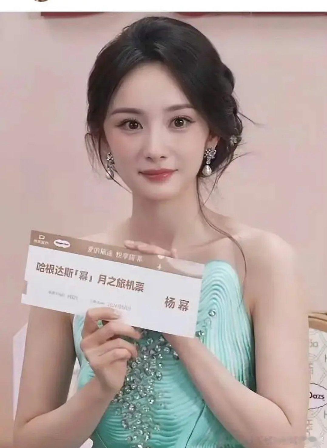 杨幂最近的官方图都虚得可怕 ​​​