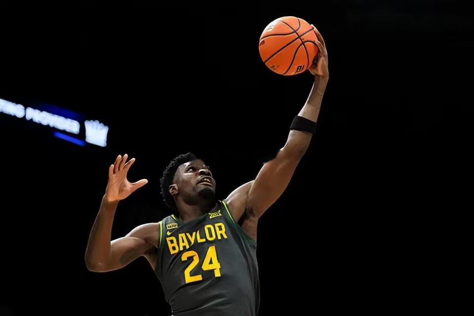 贝勒大学的大一侧翼球员图恩德-耶苏福（Tounde Yessoufou）在自己的