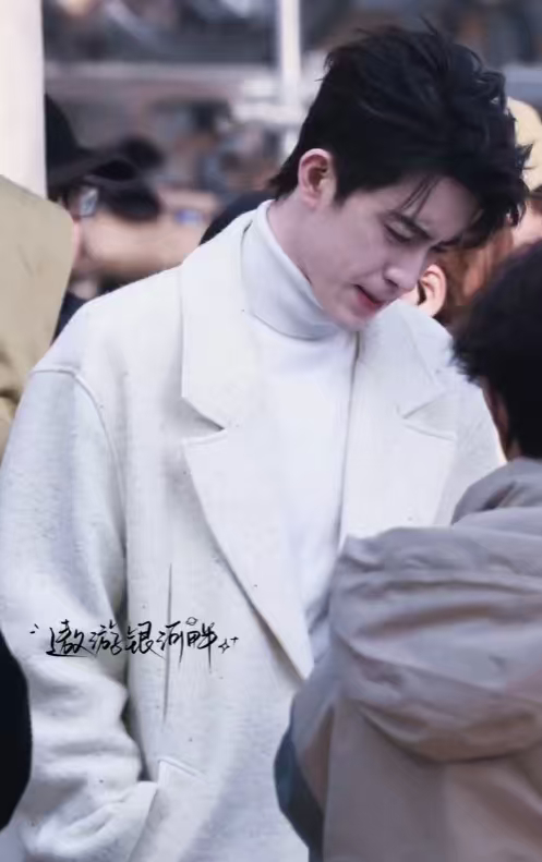 敖瑞鹏高领内搭白大衣韩剧男主感敖瑞鹏冬天心软的神 敖瑞鹏冬天心软的神，敖瑞鹏高领