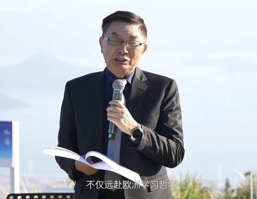 哇哦！快来听苑举正教授为你读诗！苑举正教授简直帅爆了！读书月活动他朗诵《陋室铭》