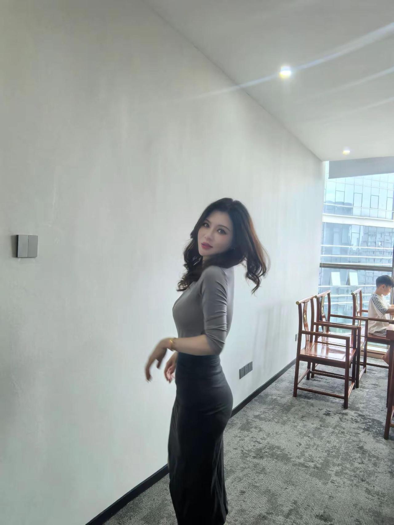 爱会在锦衣玉食，荣华富贵中滋生，也会在捉襟见肘穷困潦倒时消失