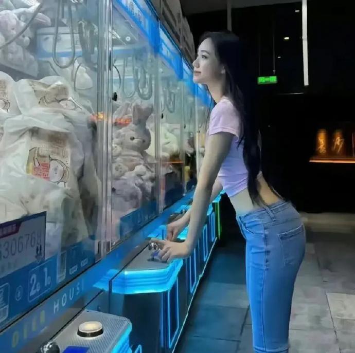 有其母必有其女，小S的二女儿和小S一样，也喜欢秀S造型秀身材～ ​​​