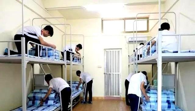 六成住校娃偷偷抑郁

爸妈图省事，孩子买大单

凌晨六点哨响，娃像被按下开关。叠