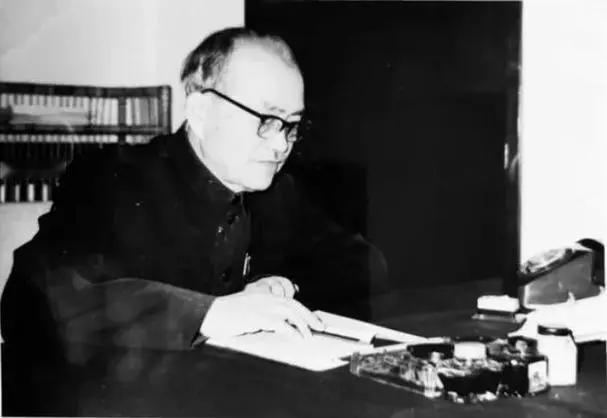 1967年，毛主席去看望胡乔木，他的一个举动救了对方一命
你可能不知道，毛主席曾