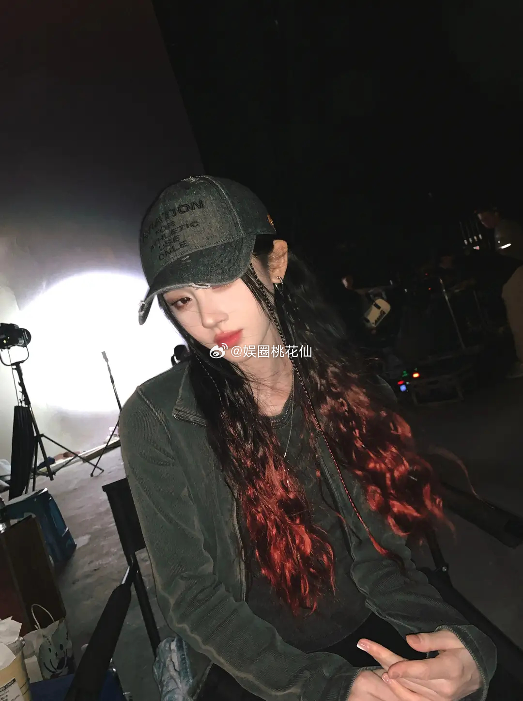 随性又炸场！鞠婧祎渐变红卷发+灰绿夹克，甜酷休闲风直接封神！！！！！！！ 