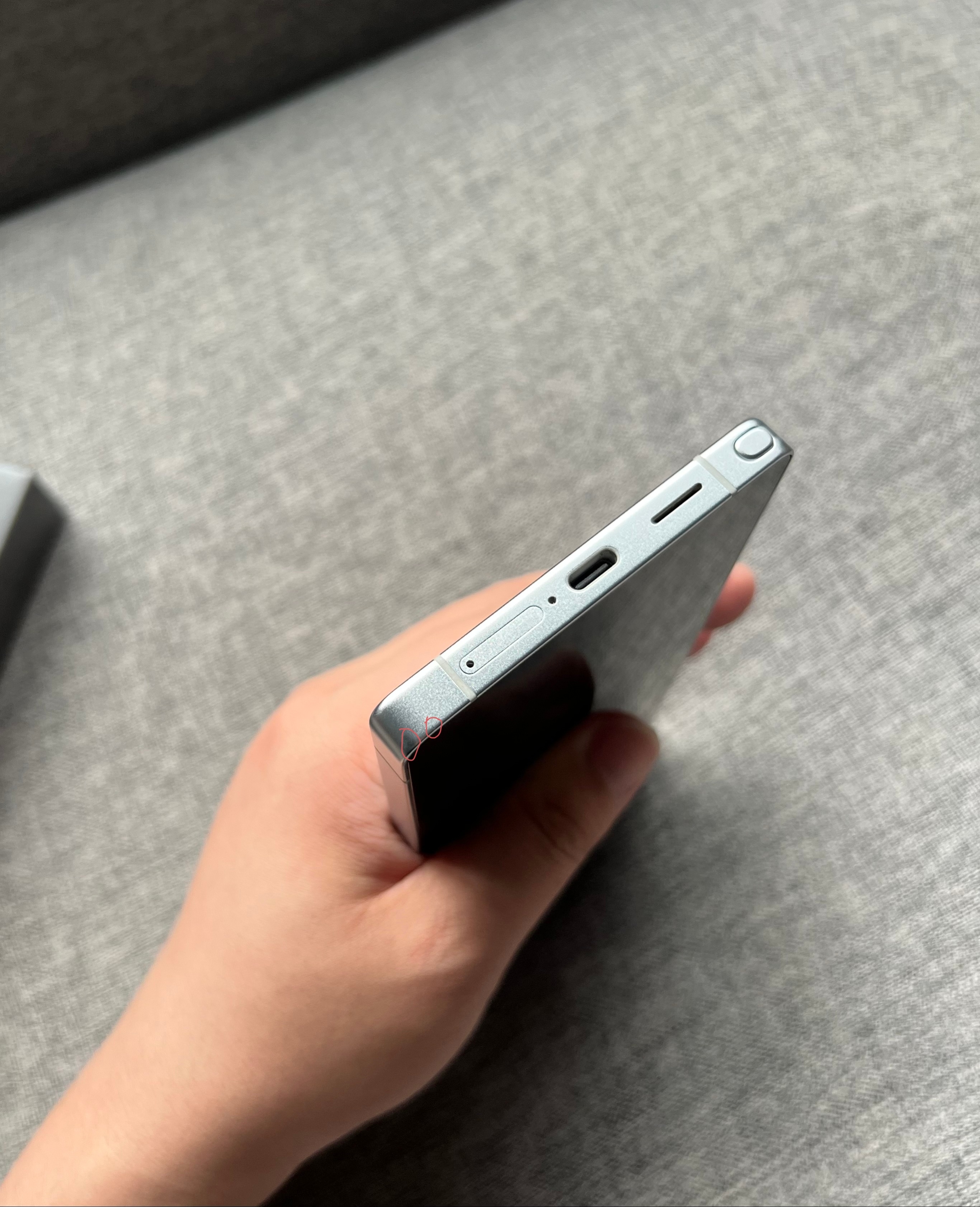 三星S25 Ultra 16+1TB 钛辉银顶配，屏幕完美，中框小痕迹(见图圈内