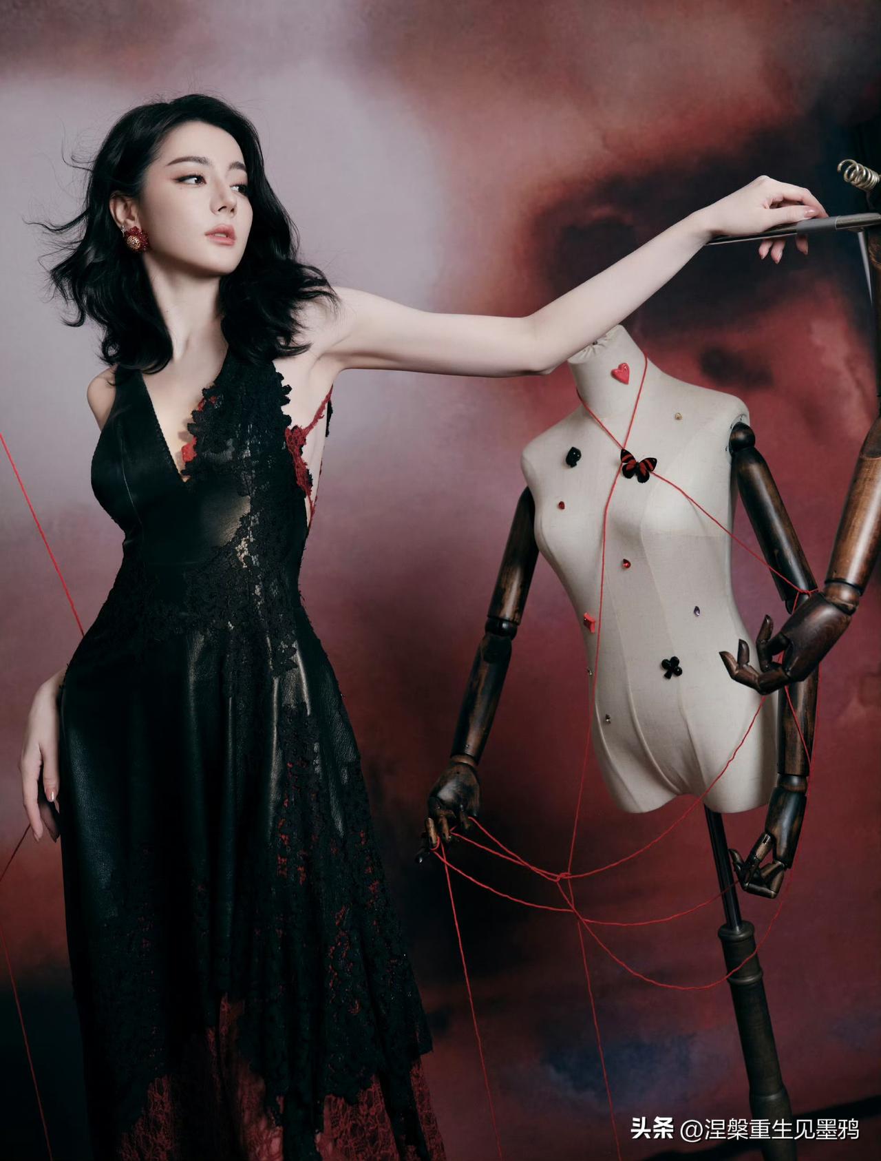 迪丽热巴在这组照片中展现出的惊艳，源于她骨相与氛围的完美共振。

红黑交织的宿命