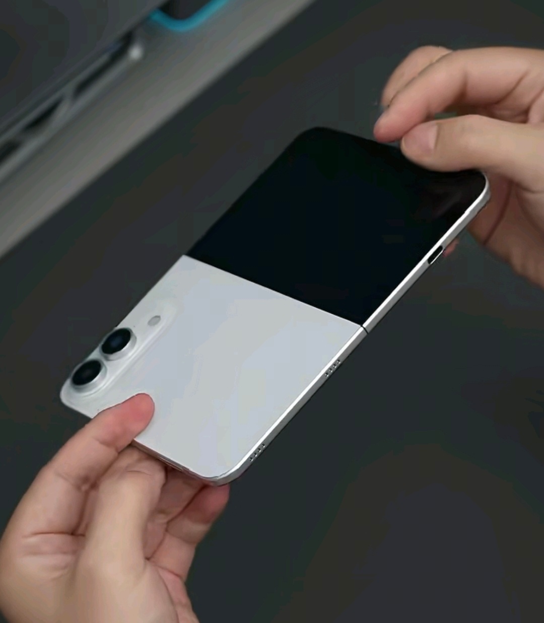 苹果折叠屏能直接当直板夹了看有没有上VC散热板，之前的iPhone17ProMa