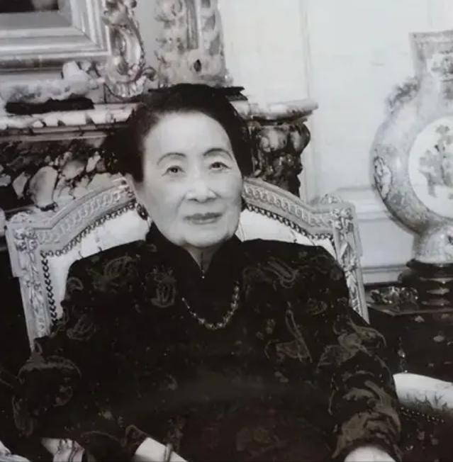 2003年，106岁的宋美龄在美国纽约逝世。她晚上逝世，第二天就被人从公寓里面用