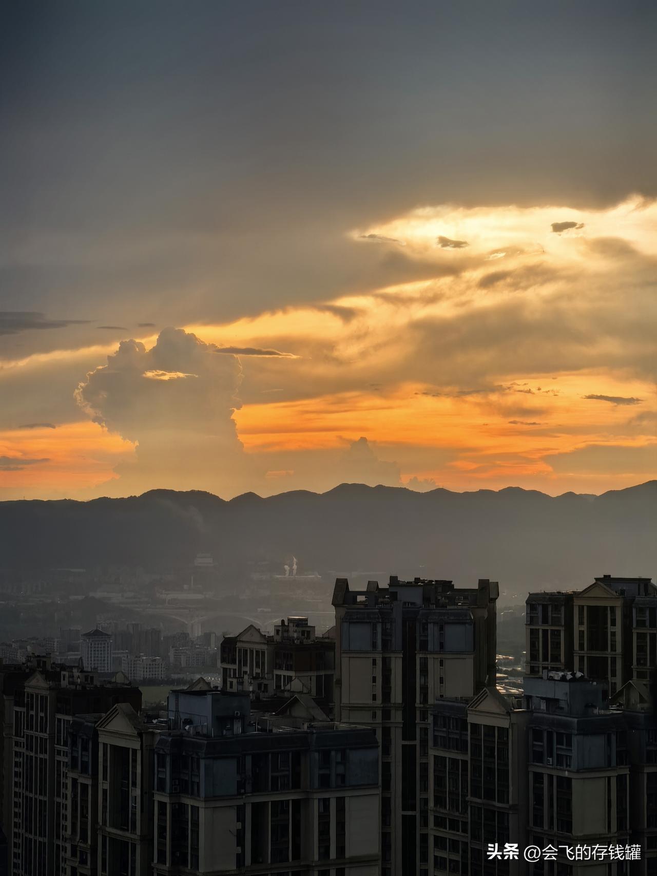 看了下招聘信息，我又一次沉默了，过了35岁的人想靠自己投简历找工作，太难了。
因