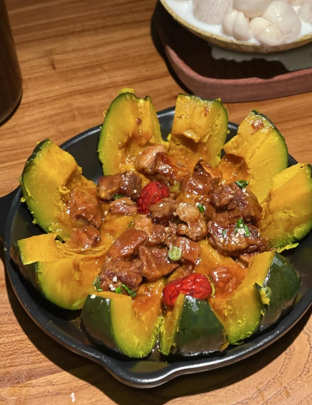 海珠琶洲｜藏在闹市的山野小馆，
琶洲无意间挖到一处温柔山野小店，原木陈设伴着细碎