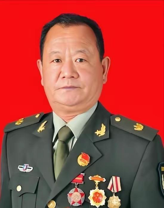 16岁立下一等功，退伍后摆摊扛石两次下岗：那个宁肯妻离子散也不向组织开口的傻英雄