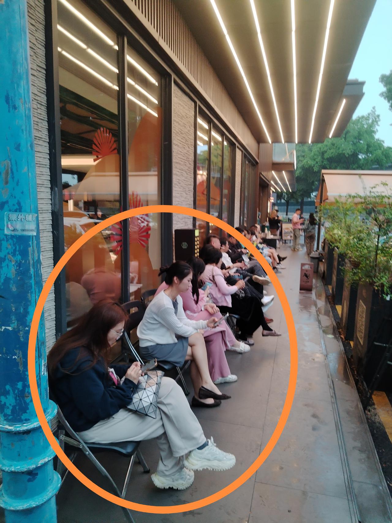 大家发现没？刚才经过松苑广府菜餐馆，司空见惯的景象又出现了：
1. 等待就餐的食