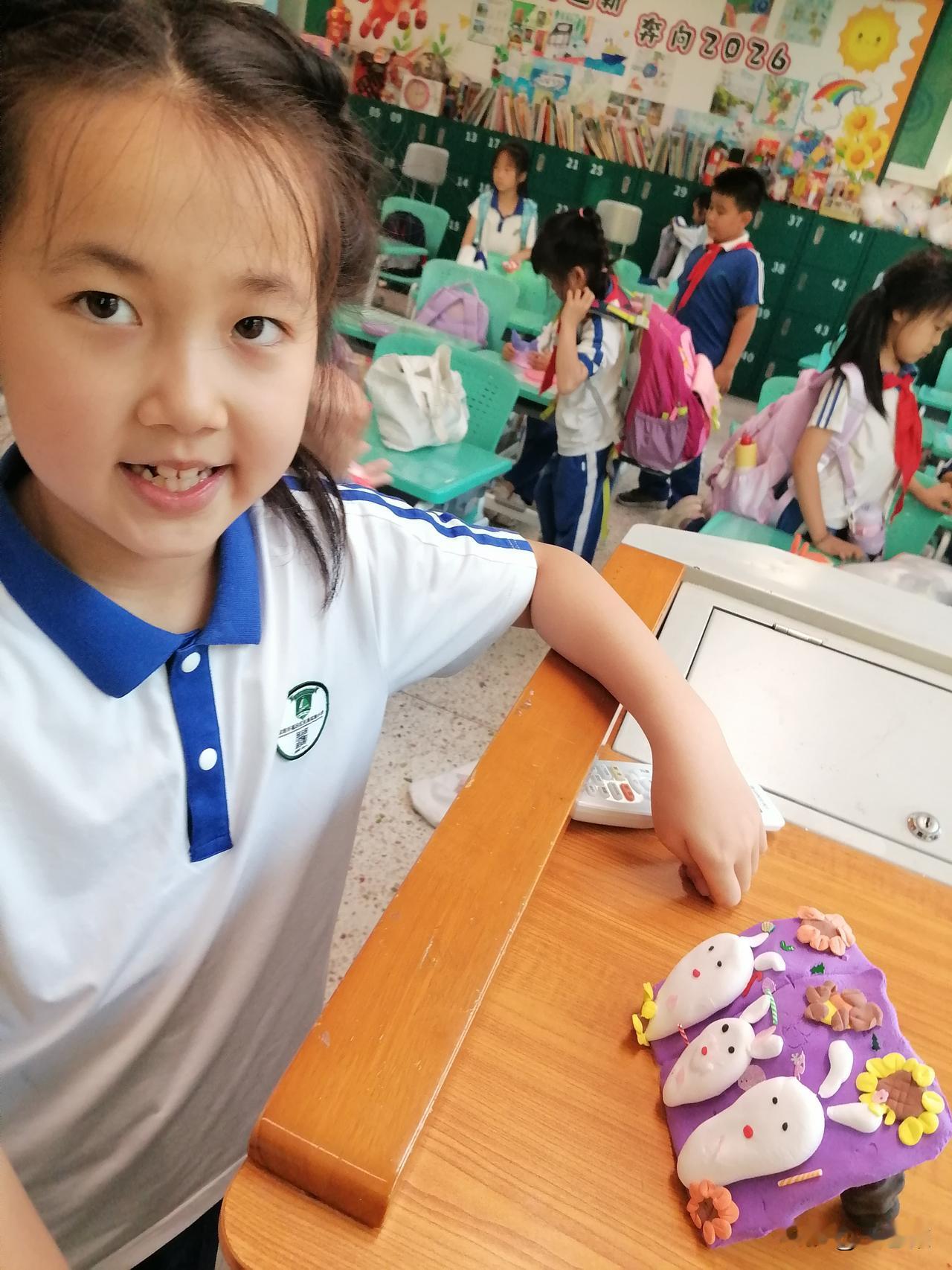 今天我带着同学们做母亲节粘土作品，孩子们表现都特别认真，作品也是各具特色，异彩纷
