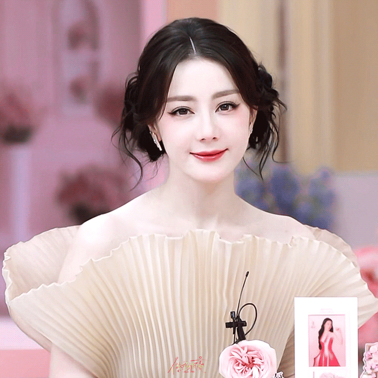 迪丽热巴直播网友问为啥平时她挺好看，女神啊，一到剧里就