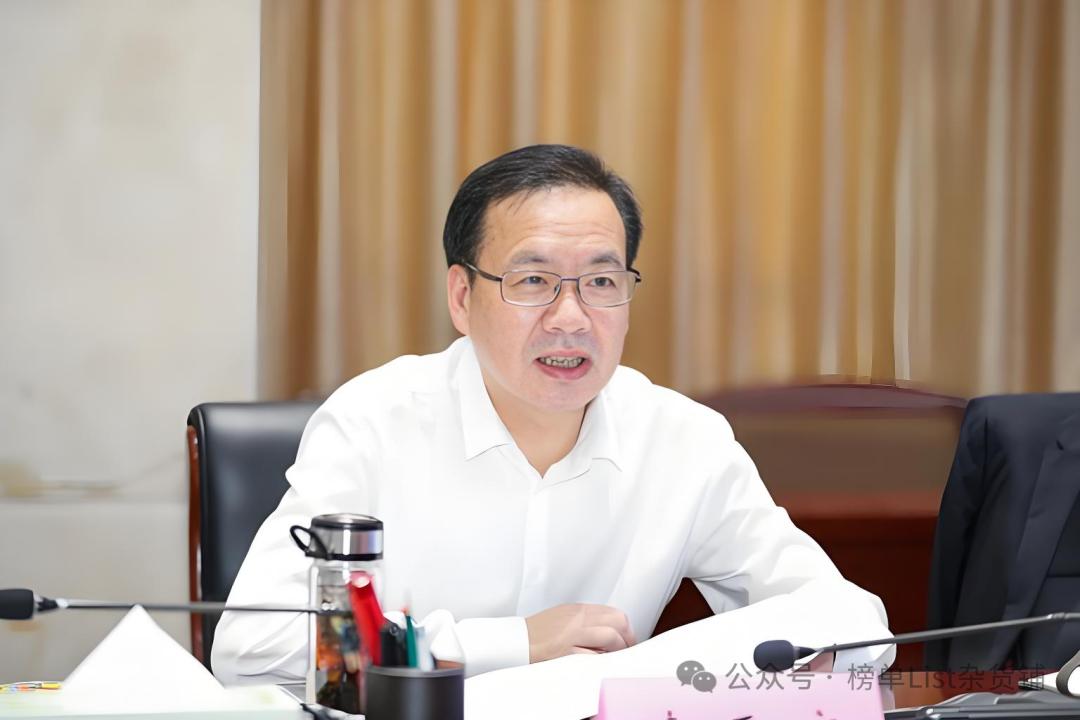 年近六旬的李无文，主动投案接受调查审查，栽倒在退休的门槛。

实际上，早在春节前