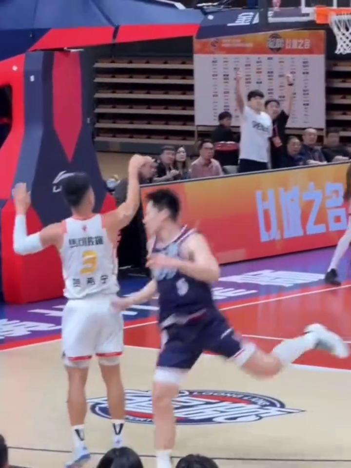 队友进球了也嗨，MVP大热贺希宁，因为他也是外援，苦练出来的成效，庆祝动作必须帅