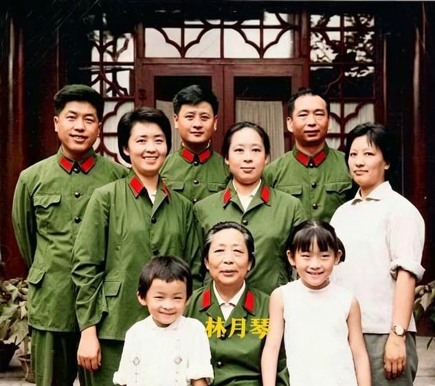 这张珍贵的合影拍摄于罗荣桓元帅逝世13年后。画面中，夫人林月这张珍贵的合影拍摄于