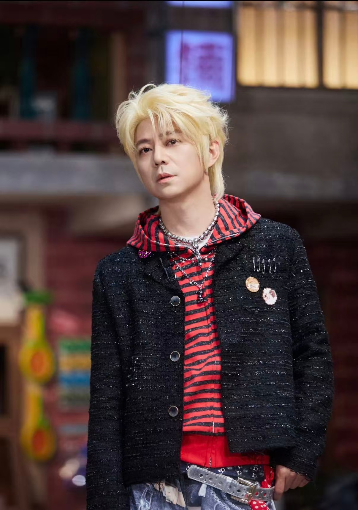 何炅魏晨这说来就来的胜负欲大侦探看到鼓鼓的被子，何男大立马挑眉：要不要赌一把？晨