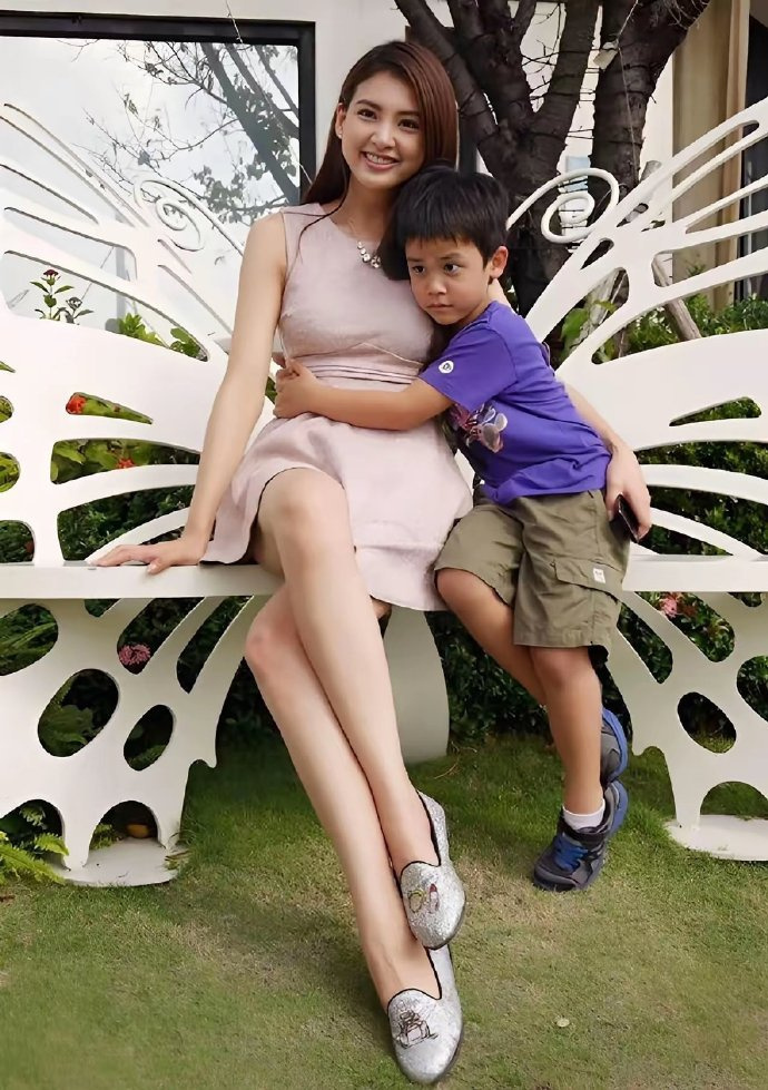 她曾是无数人心目中甜美的女星，如今，她依旧一个人独自养育着孩子 ​​​