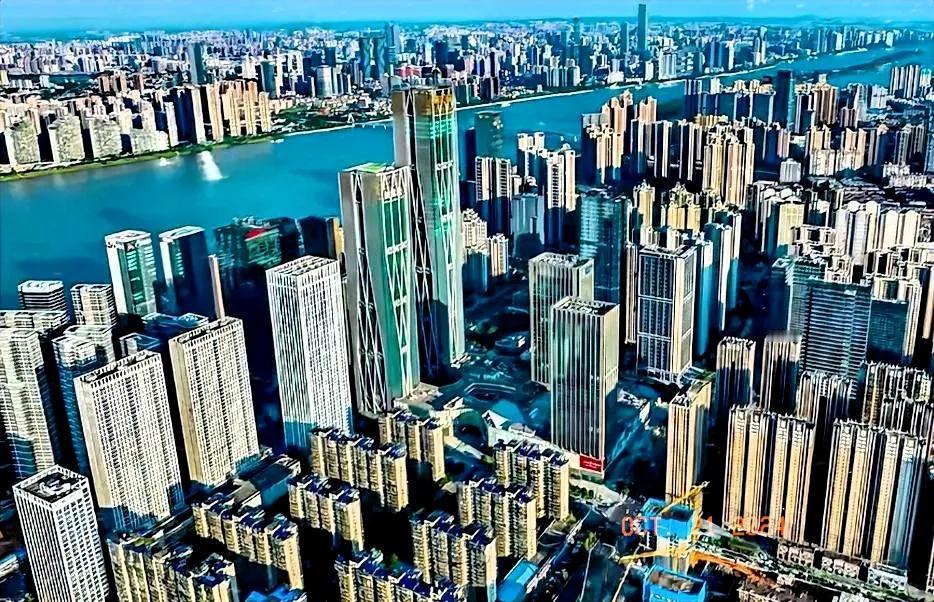 #秋日生活打卡季#说实话像长沙这座城市的城建相当于沿海地区的地级强市，但比沿海地