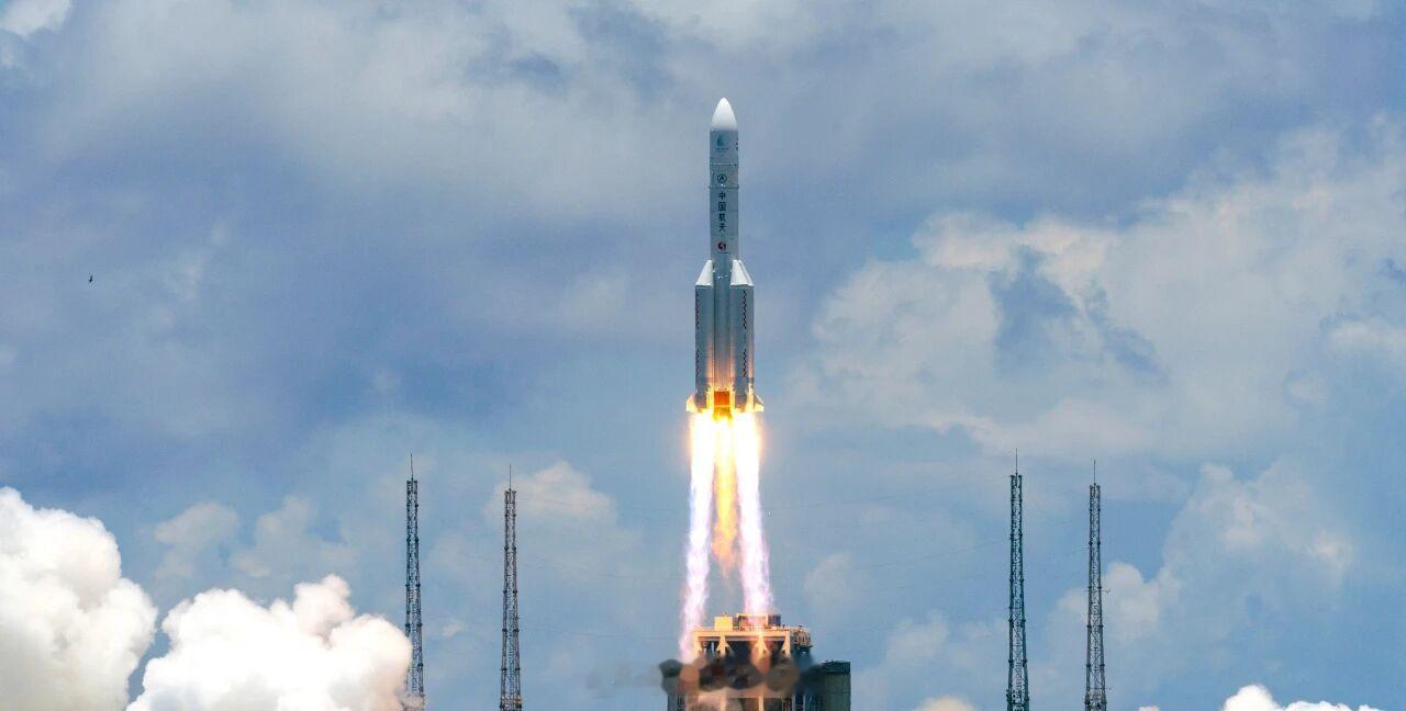 【早安丨航天历史上的今天 】2020年7月23日，长征五号运载火箭在文昌航天发射