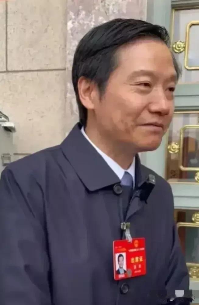 雷军头顶上的别墅开始凋敝了！
雷军曾说，植发很贵，每个人头顶上都是别墅，要爱护，